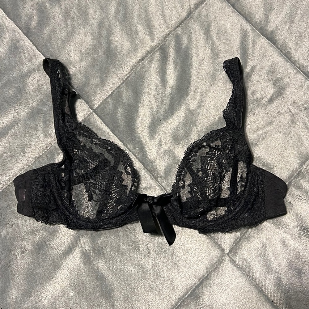 VICTORIA SECRET LACE BRA